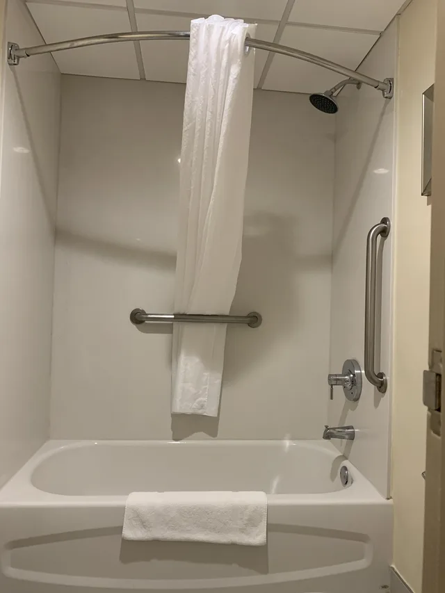 جناح بسرير كينج بإطلالة على المسبح، MainStay Suites Orange County John Wayne Airport 3/4