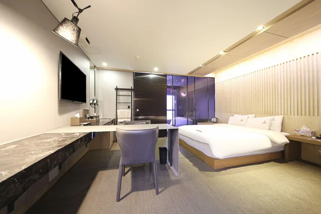 VIP، Louis Boutique Hotel 1/2