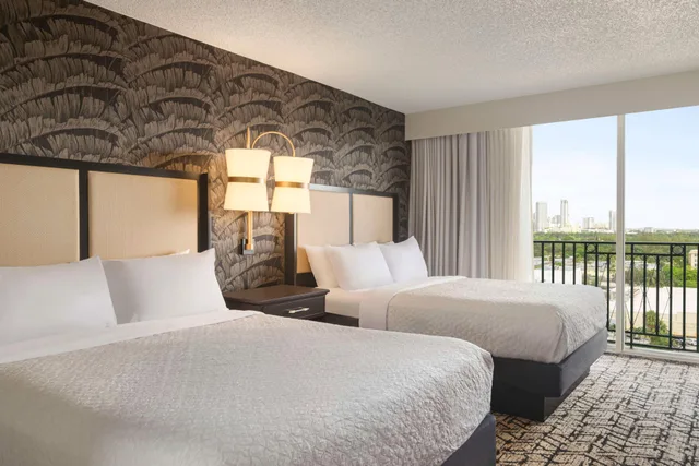 جناح بريميوم بسريرين كوين بغرفتين، Embassy Suites by Hilton Fort Lauderdale 17th Street 1/3