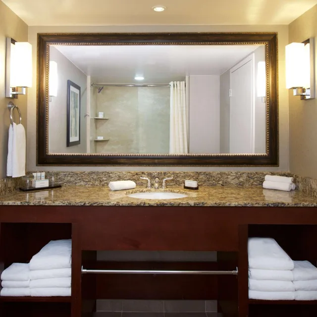 جناح بسرير كينج بغرفتين مع أريكة، Embassy Suites by Hilton Portland Washington Square 4/7