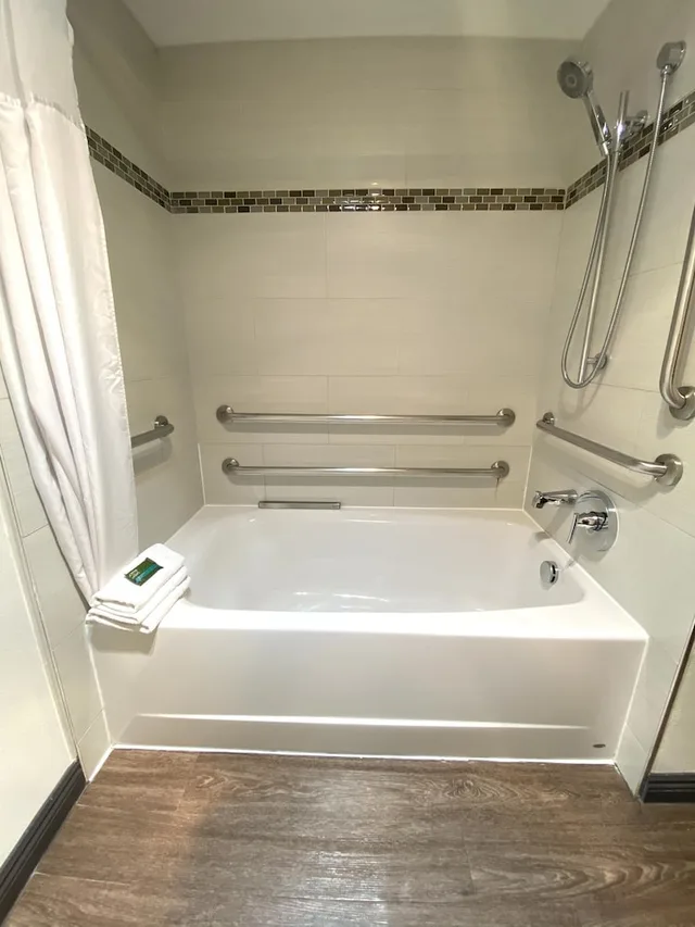 Standard, 2 Queen Beds, Accessible, Redac Gateway Hotel 4/5