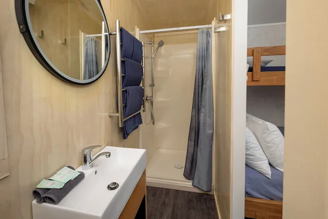 كابينة بسرير كوين وأسرّة بطابقين، Napier Beach Kiwi Holiday Park and Motels 1/3