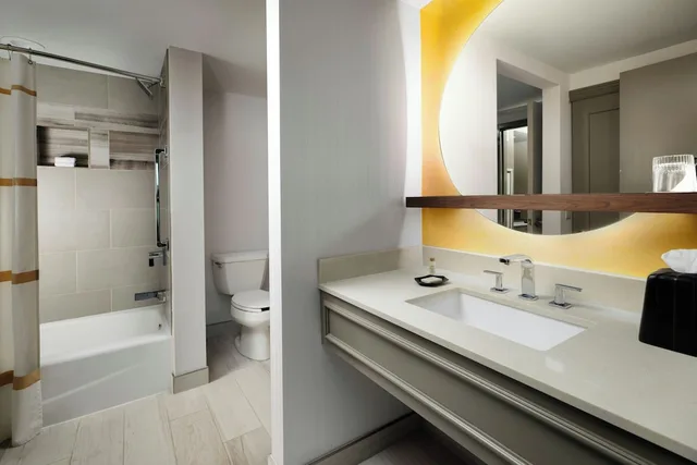 جناح استوديو بسريرين كوين مع أريكة، Renaissance Boulder FlatIron Hotel 5/7