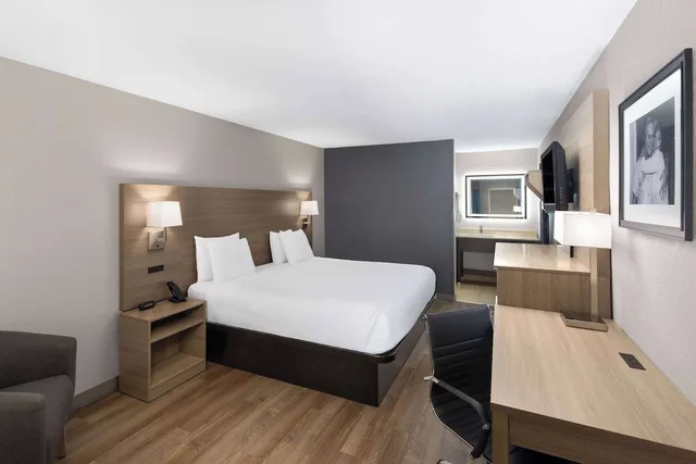 غرفة قياسية بسرير كينج، Baymont by Wyndham Nashville 3/6