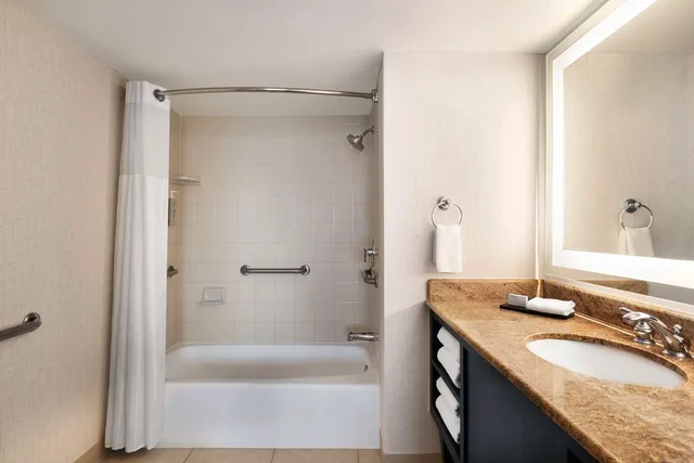 جناح بريميوم بسرير كينج لذوي الإعاقة، Embassy Suites by Hilton Miami International Airport 2/2