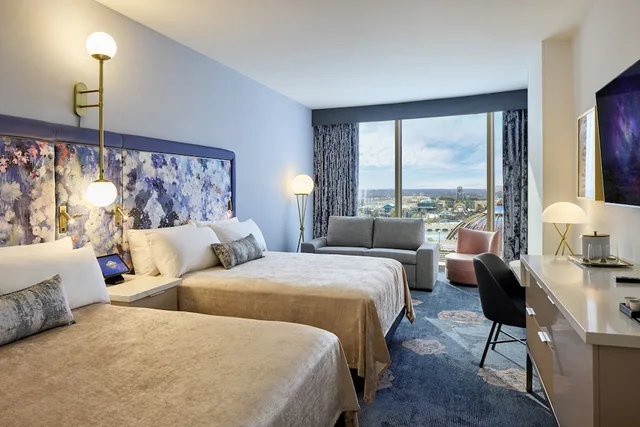 غرفة ديلوكس بسريرين كوين بإطلالة على المتنزه مع أريكة، Universal's Helios Grand Hotel, a Loews Hotel 2/3