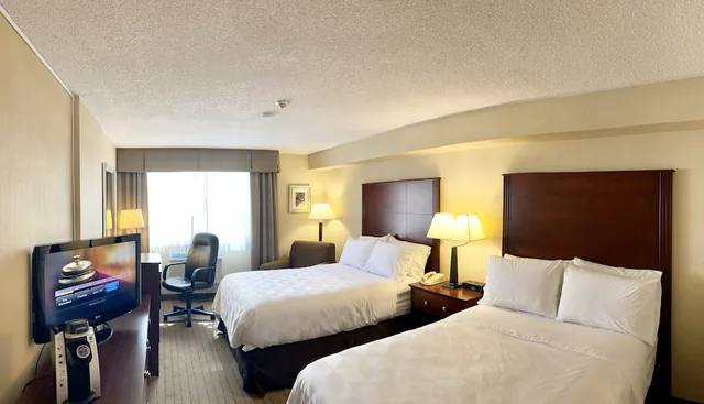غرفة قياسية بسريرين كوين، Holiday Inn Hotel And Suites Winnipeg Downtown 2/6