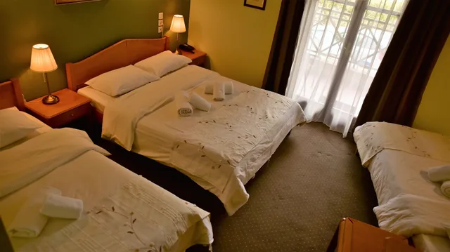 غرفة عائلية بسرير مزدوج وسريرين منفصلين بإطلالة على الجبل، Mont Helmos Hotel 1/3