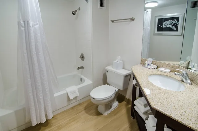 غرفة قياسية بسريرين كوين، Comfort Inn Raleigh Midtown NC 4/6