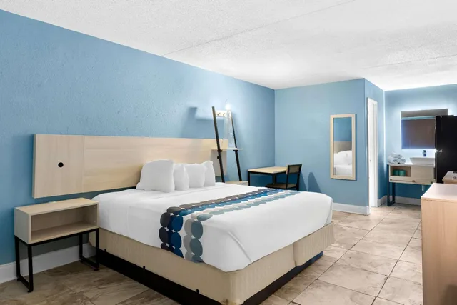 غرفة بسرير كينج للمدخنين، Suburban Studios Brunswick of I-95 2/6