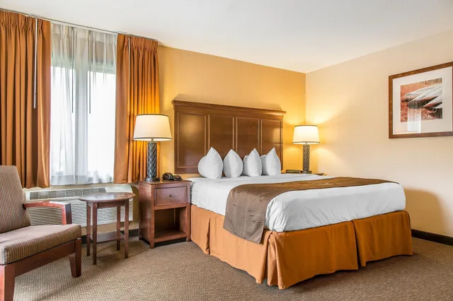 Superior, King Bed, Lake Side, The Black Swan Lee Lenox An Ascend Collection Hotel 1/9