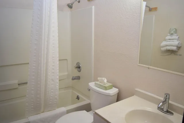 غرفة قياسية بسريرين مزدوجين، Corning Inn 5/7