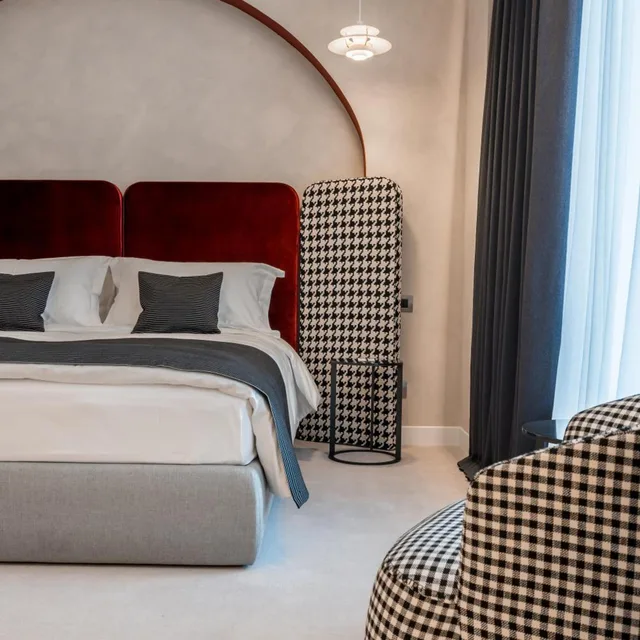Standard, King Bed, Monograph Freedom Square 3/6