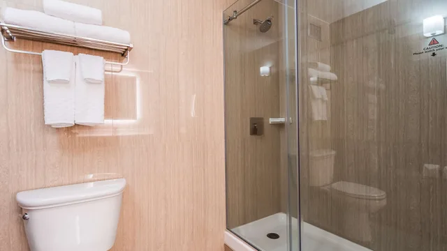غرفة قياسية بسرير كينج، Best Western Plus Sparks-Reno Hotel 9/10