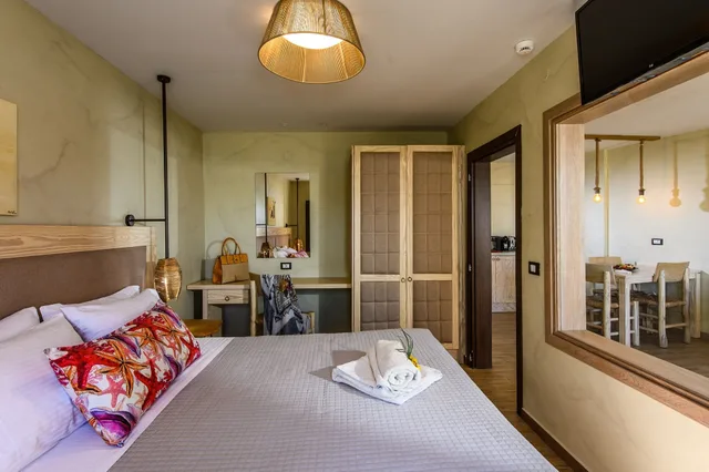 جناح فاخر بسرير كوين بإطلالة على البحر بغرفة نوم واحدة مع أريكة بمسبح خاص، Esperides Resort Crete 1/10