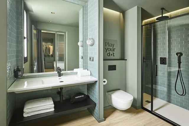 غرفة سوبيريور بسرير كوين بشرفة، Chic&basic Dot Hotel 3/4