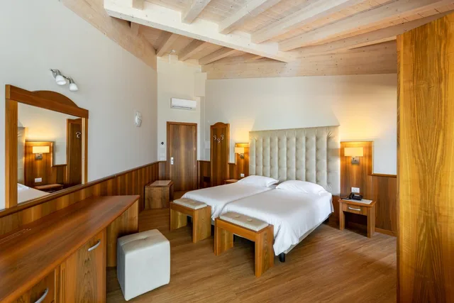 Superior, Double Bed, Partial Lake View، Royal Suite 5/10