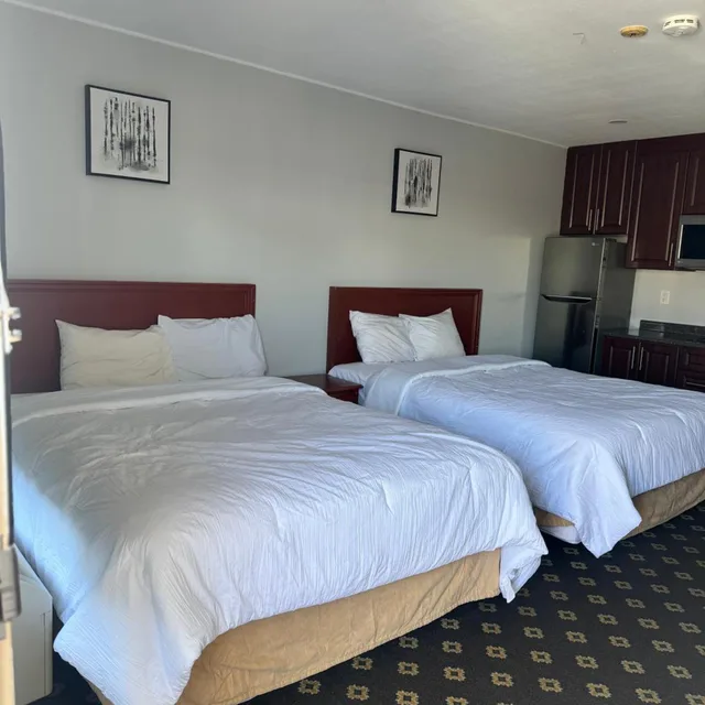 غرفة بسرير كينج وسريرين كوين، Niagara Lodge Suites 2/10