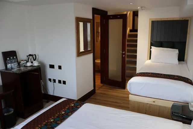 Deluxe, Triple, 1 Double and 1 Single Bed, Back Side، Dreamtel London Kensington 2/3