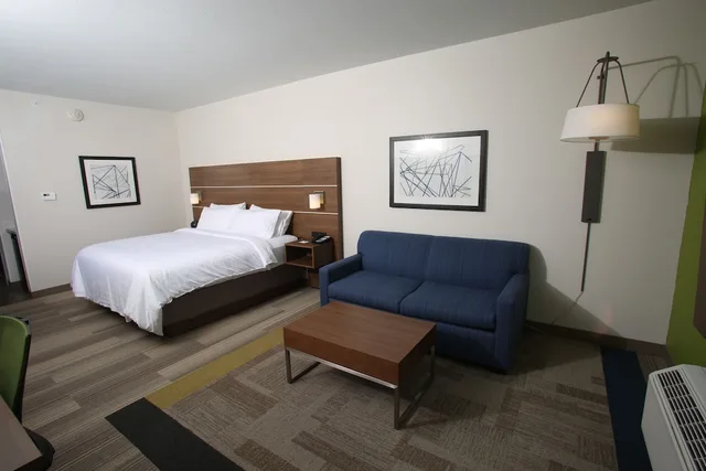 جناح بسرير كينج بمنطقة جلوس لذوي الإعاقة، Holiday Inn Express Mccook 2/4