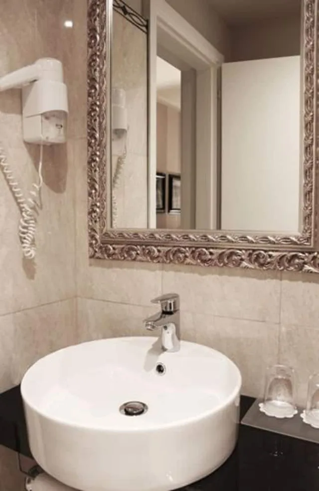 غرفة كلاسيكية بسرير كوين، C-Hotels Ambasciatori 3/3