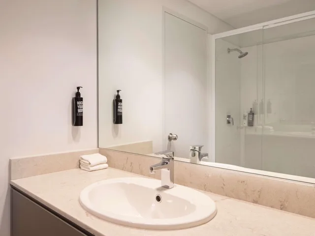 Room, Queen Bed, ibis Styles Sydney Central 9/10