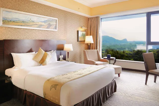 غرفة بسرير كينج بإطلالة على البحيرة، Lijiang Waterfall Hotel 1/2