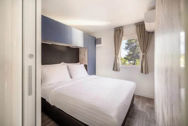 غرفة بريميوم بسرير كوين وسريرين منفصلين بشرفة مع أريكة، Mobile Homes Valkanela 2/3