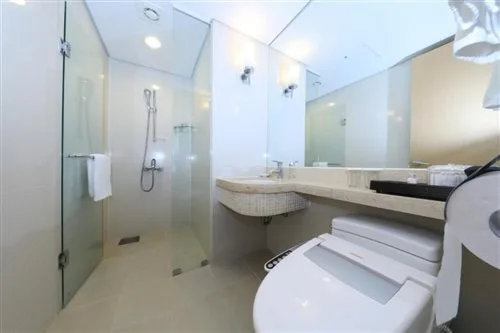 غرفة بسريرين منفصلين بإطلالة على البحر، Ocean Suites Hotel Jeju 2/2