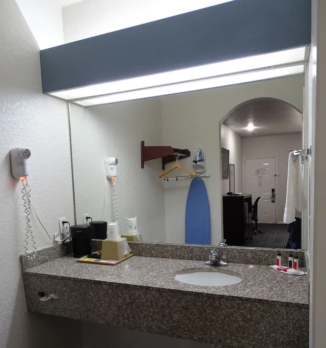 غرفة بسرير مزدوج لذوي الإعاقة، Super 8 by Wyndham Houston/Brookhollow NW 8/8