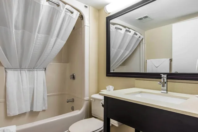 غرفة رباعية بسريرين كوين في طابق مرتفع، Comfort Inn Trois-Rivieres 2/2