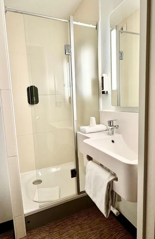 غرفة رباعية بسرير مزدوج وسريرين منفصلين، B&B Hotel Lille Centre Grand Palais 4/4