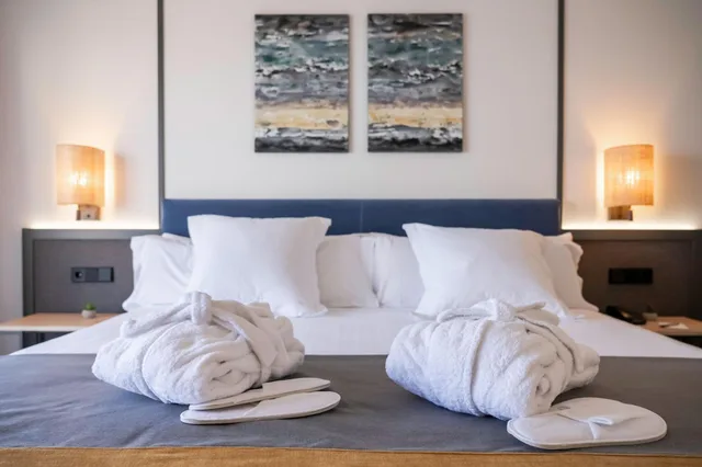 غرفة ديلوكس بإطلالة جزئية على البحر، Urh Sitges Playa Hotel 7/10
