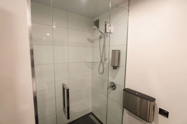 سكن مشترك مختلط، Hotel Give 6/8