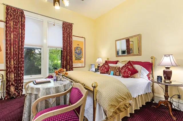 غرفة سوبيريور بإطلالة على الحديقة مفردة بسرير كينج بحوض استحمام، The Gables Wine Country Inn 1/2