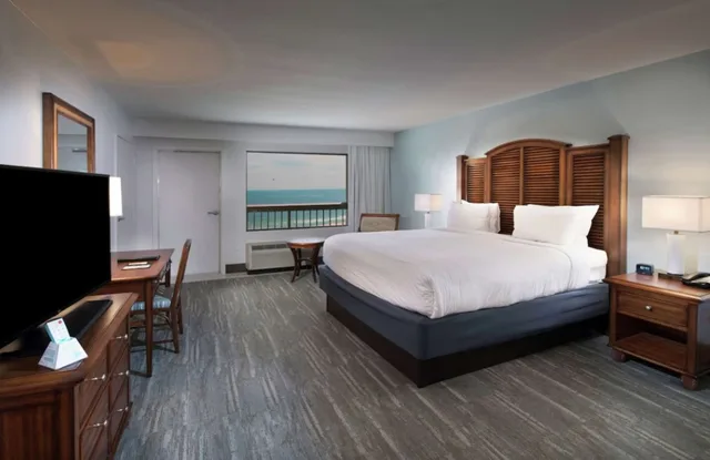 Deluxe, King Bed, Gulf Front, Balcony، Island House Hotel Orange Beach a Double Tree by Hilton 1/4