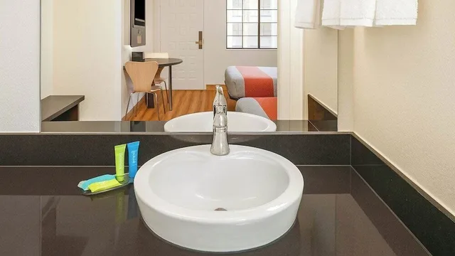 غرفة قياسية بسرير كوين، Motel6 Carlsbad, CA Beach 8/8