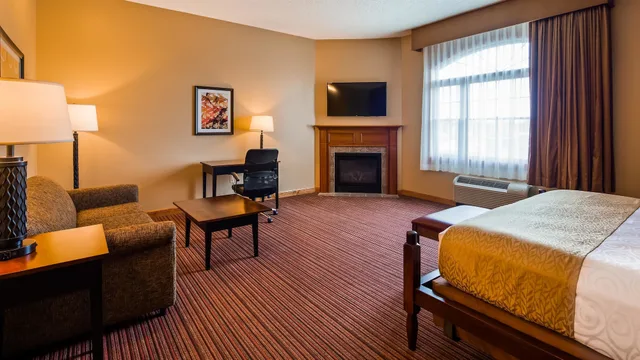 غرفة قياسية بسرير كينج مع أريكة بحوض جاكوزي، Best Western Plus Dutch Haus Inn And Suites 4/7