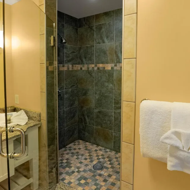 Room, 2 Queen Beds, Village View، Watkins Glen Harbor Hotel 5/7