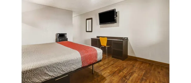 1 King Bed - Mobil Access Tub Nsmk Micfridg، Motel6 Clovis, NM 1/7