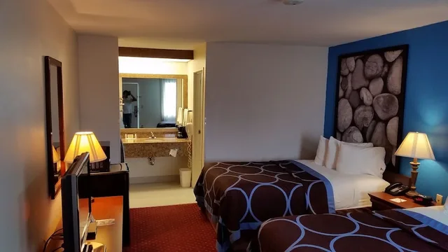 غرفة بسريرين مزدوجين، Super 8 by Wyndham McGehee 2/4