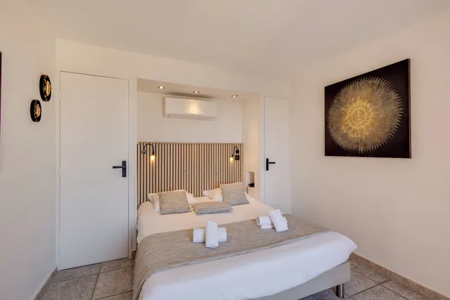 غرفة سوبيريور بسرير كوين بإطلالة على البحر بشرفة، CITOTEL HOSTELLERIE DE LA NARTELLE 1/10