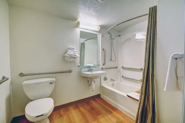 Standard, Quadruple, 2 Queen Beds, Motel6 Newport, RI 9/10