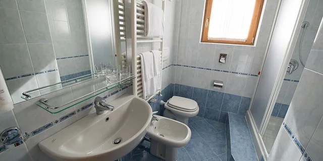 2 Bedrooms, Comfort, Quadruple, Double and Twin Beds, Mountain View, 2 Bathrooms، HOTEL INTERALPEN 2/2