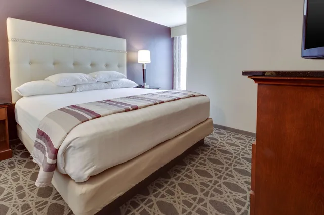 جناح بسرير كينج بغرفتين مع أريكة في طابق مرتفع، Drury Inn Suites Kansas City Overland Park 4/8