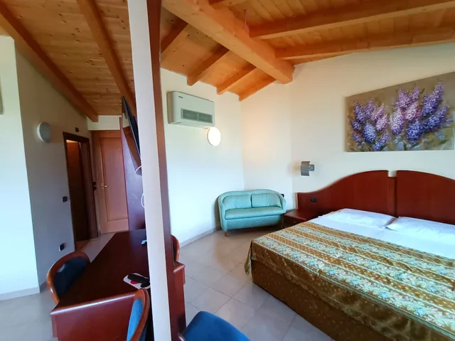 غرفة حصرية بسرير كوين بغرفة نوم واحدة مع أريكة، Villa Isabella Hotel & Residence 2/6