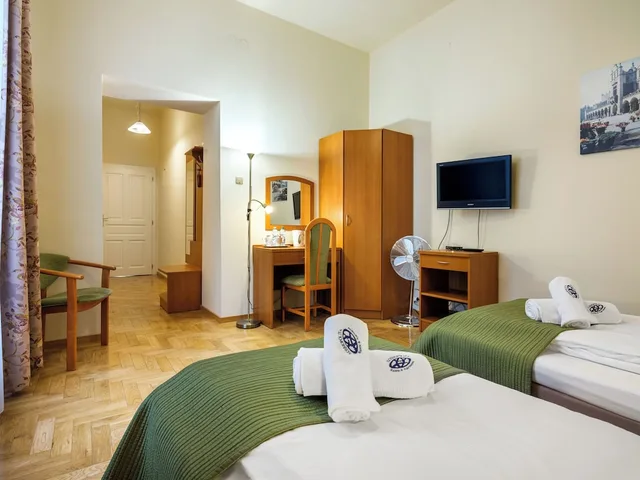 غرفة بسريرين منفصلين بحمام خاص، Kosmopolita Rooms Apartments Krakow 7/10
