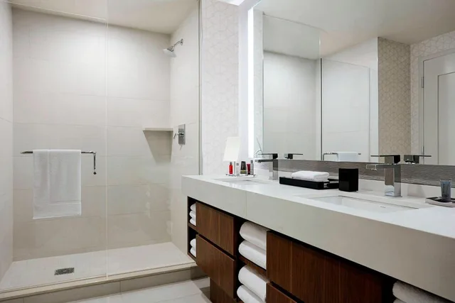 Cosmopolitan, Suite, King Bed, Pool View, Sofa, Corner، MARRIOTT MARQUIS HOUSTON 7/7