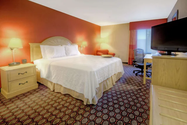 غرفة بسرير كينج مع أريكة، Hampton Inn Fremont 3/10