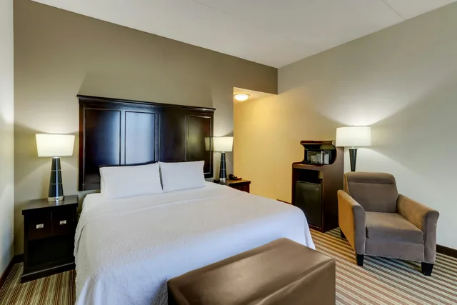غرفة قياسية بسرير كينج، Hampton Inn & Suites Swansboro Near Camp Lejeune, NC 5/6